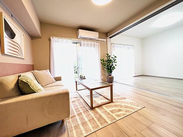 家族団らんの場所としてゆったりと居心地の良いリビングです。