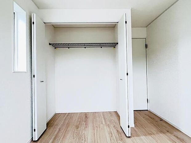 いつでもお部屋をスッキリお使い頂ける収納スペースを設置。
