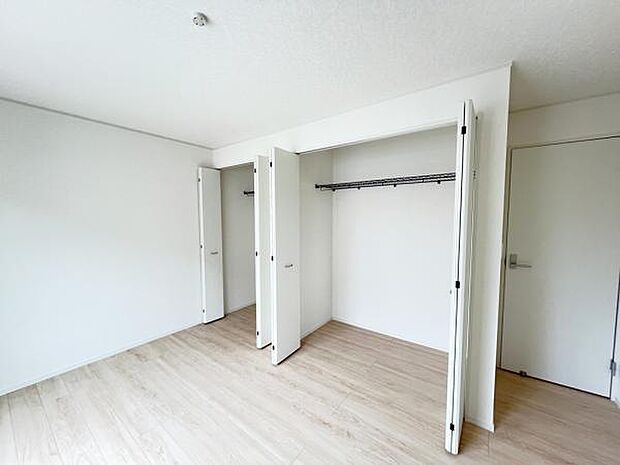 主寝室にはクローゼットもございます。