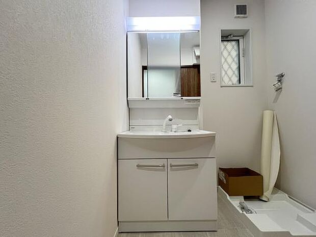 洗面化粧台です。朝の身支度から1日が始まります。