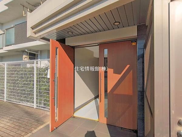 ゆったりとした印象のエントランスです。