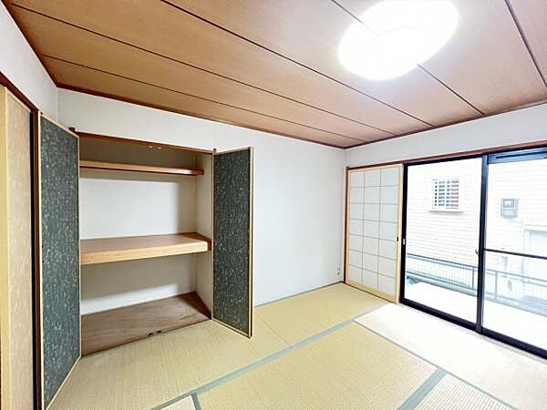 いつでもお部屋をスッキリお使い頂ける収納スペースを設置。