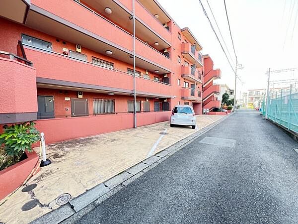 駐車場ももちろん完備しておりますのでお車所有の方にも心強いです。