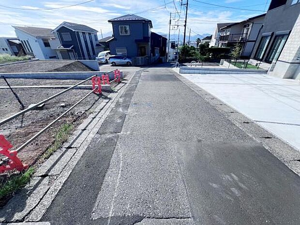 前面道路を含めた現地写真です。