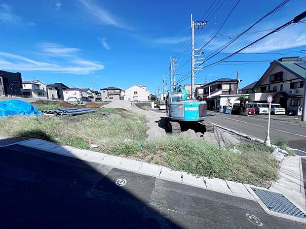 前面道路です。住宅地につき落ち着いた新生活を始められそうです。