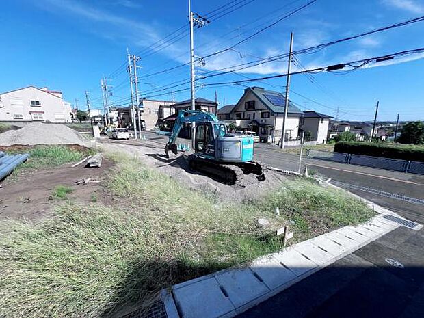前面道路を含めた現地写真です。