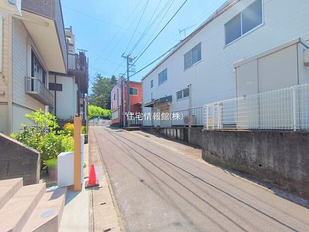 前面道路を含めた現地写真です。