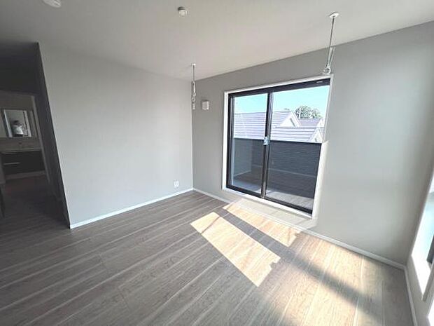 大型クローゼット付きの使い勝手の良い洋室です。