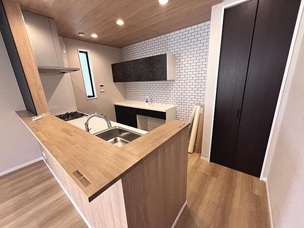 お食事中もキッチンと会話が楽しめるダイニングスペース。