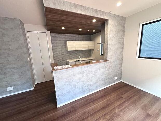 お食事中もキッチンと会話が楽しめるダイニングスペース。