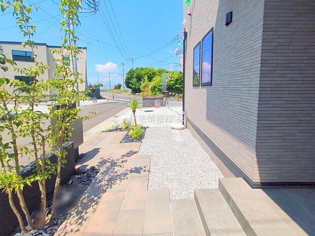 前面道路を含めた現地写真です。