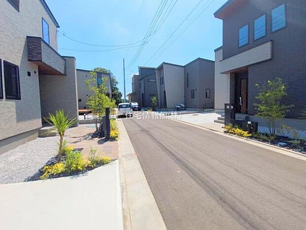 前面道路を含めた現地写真です。