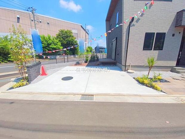 前面道路を含めた現地写真です。