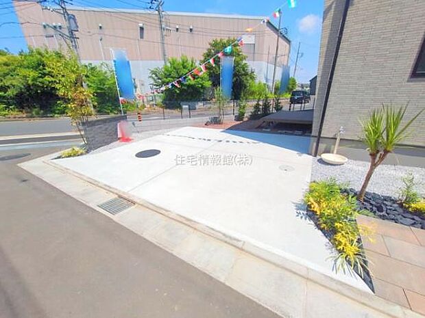 前面道路を含めた現地写真です。