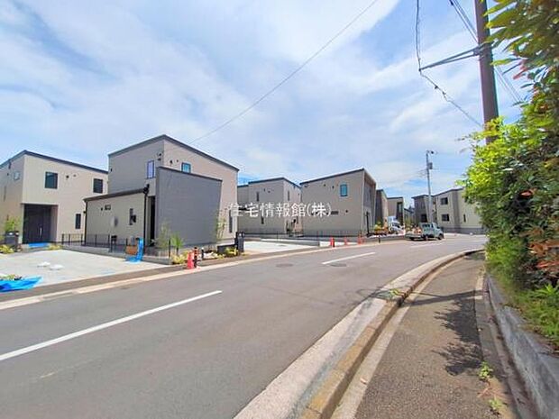 前面道路を含めた現地写真です。