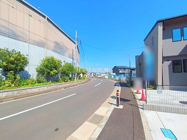 前面道路を含めた現地写真です。