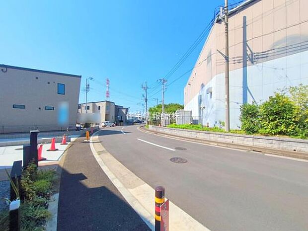 前面道路を含めた現地写真です。