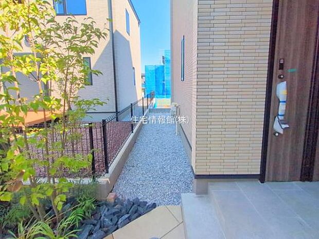 前面道路を含めた現地写真です。