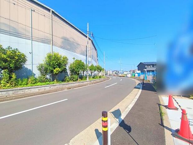 前面道路を含めた現地写真です。