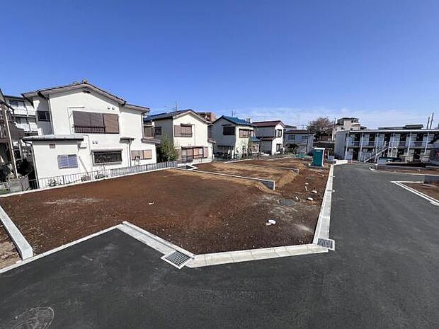 前面道路を含めた現地写真です。