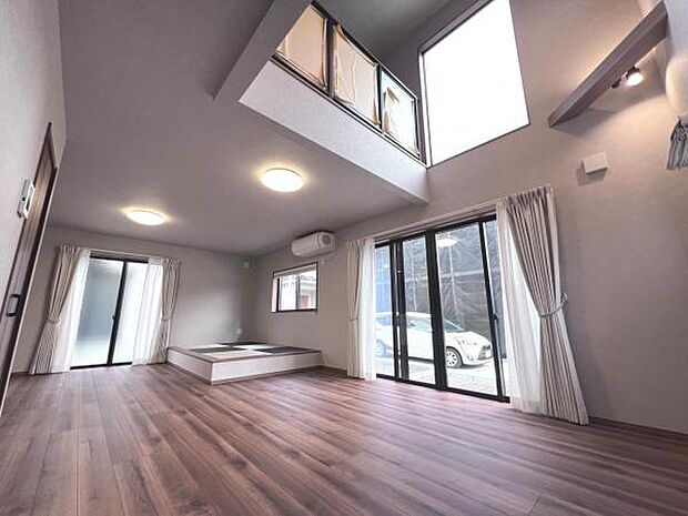 LDK約24畳の吹き抜けがある解放感たっぷりのリビングです。