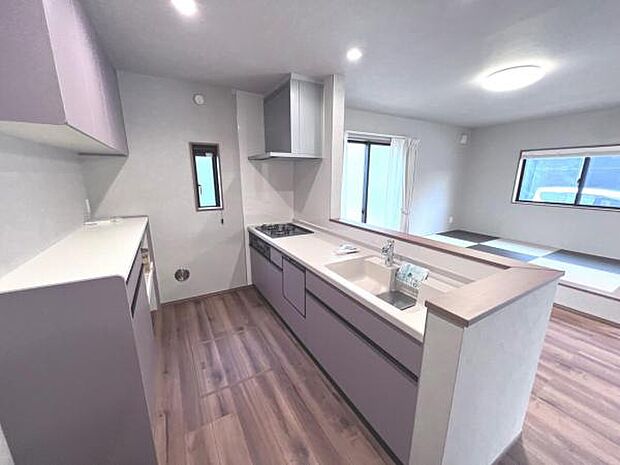 ご家族を見守りながら家事が捗る対面式キッチン。お料理をしながらご家族のサポートも可能です。