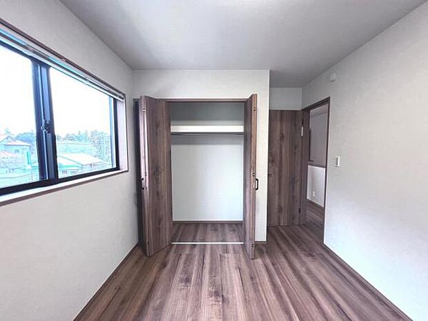 いつでもお部屋をスッキリお使い頂ける収納スペースを設置。