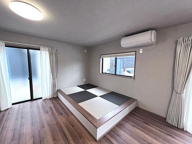 タタミコーナーもございます。やっぱり畳で寝転んでテレビ見たいですね。