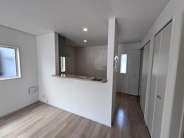 お食事中もキッチンと会話が楽しめるダイニングスペース。