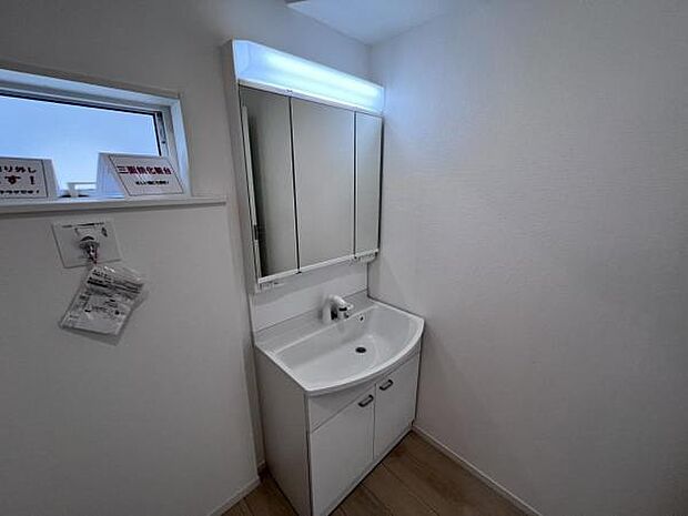 洗面化粧台です。朝の身支度から1日が始まります。