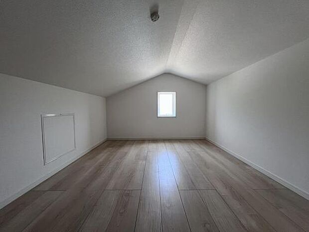 階段で行き来できる小屋裏収納(グルニエ)が御座います。