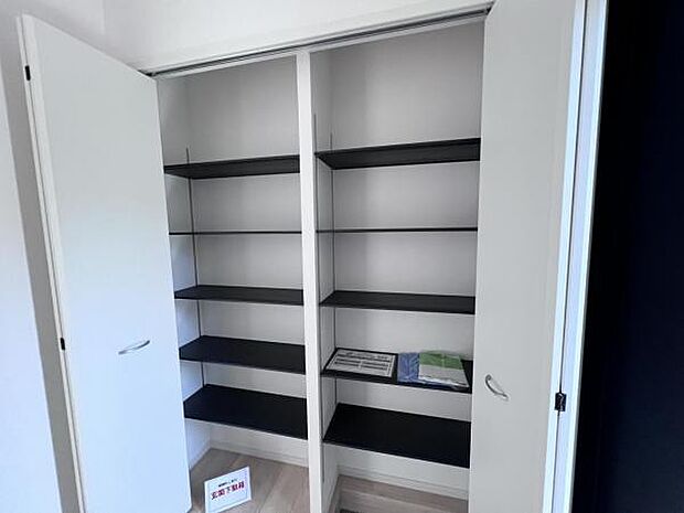 散らかりがちな玄関もスッキリの片づけるシューズボックスです。