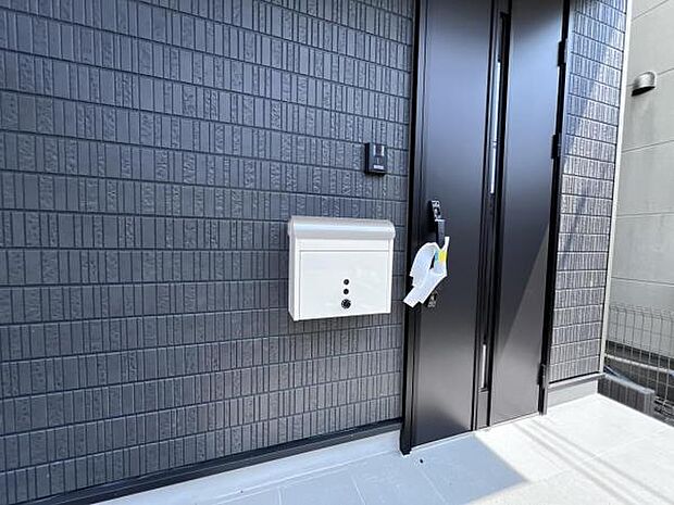玄関横にはポストがついております。