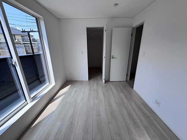 木の温もりが優しいフローリングの収納スペース付き洋室です。