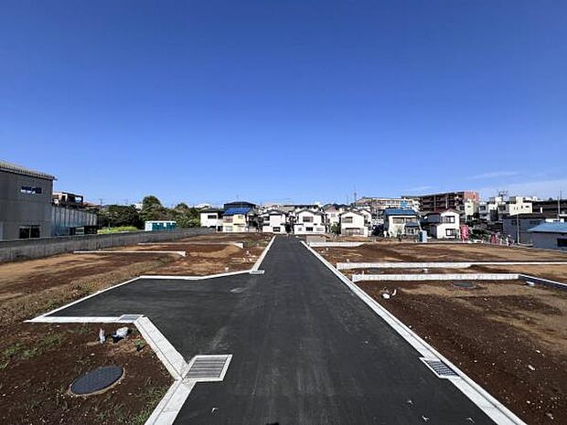 前面道路を含めた現地写真です。