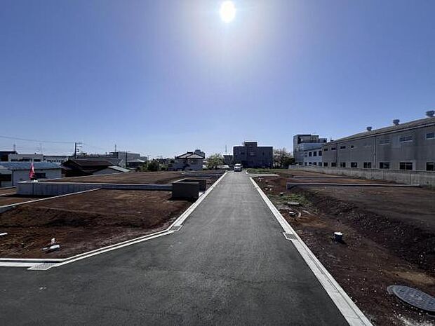 前面道路を含めた現地写真です。