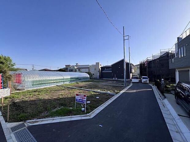 前面道路は開発道路になっております。 周辺も合わせてご覧くださいませ。