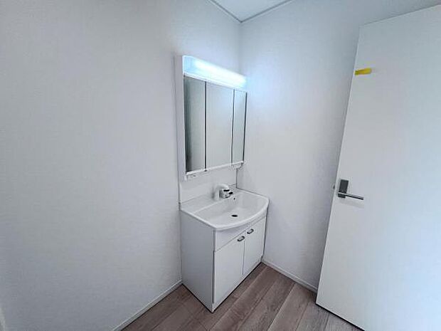 洗面化粧台です。朝の身支度から1日が始まります。