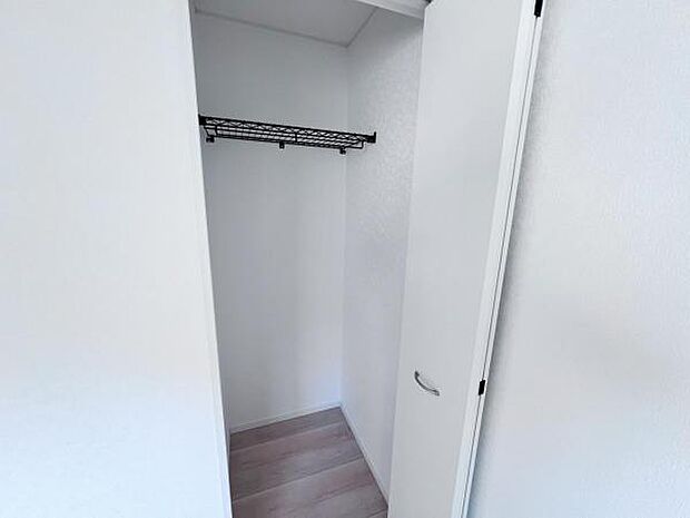 いつでもお部屋をスッキリお使い頂ける収納スペースを設置。