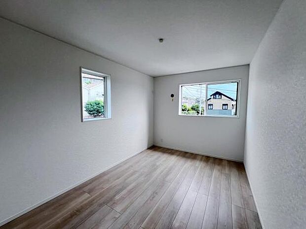 2面採光を確保した室内は、明るく風通しも良く、大変居心地の良い空間となっております。