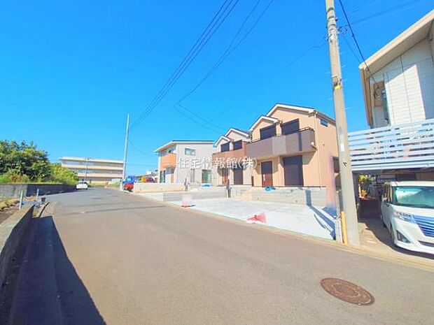 前面道路を含めた現地写真です。