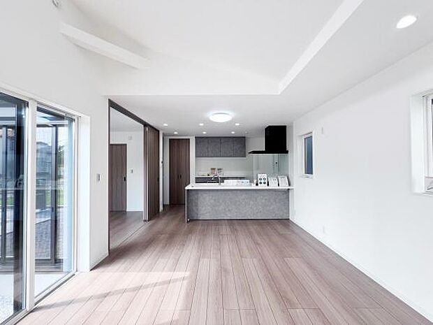 お食事中もキッチンと会話が楽しめるダイニングスペース。