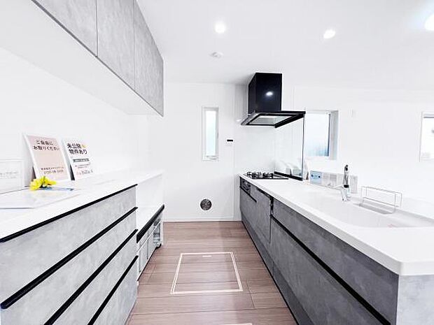 キッチンは人気のペニンシュラタイプ