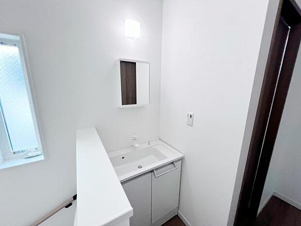 セカンド洗面で一階に降りることなく作業できますね。