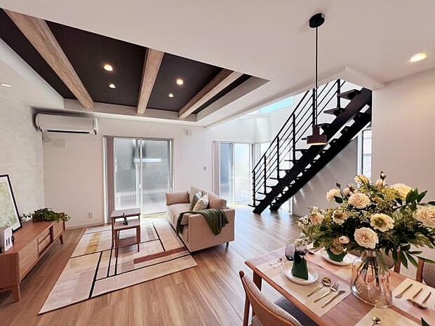 ご家族が外出先から帰ってきた時に顔を合わせるリビングイン階段を採用。