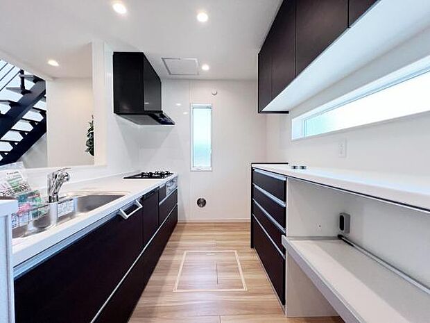 作業スペースが広く家事動線をゆったりと確保できるキッチンです。