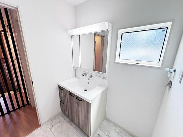 洗面化粧台です。朝の身支度から1日が始まります。