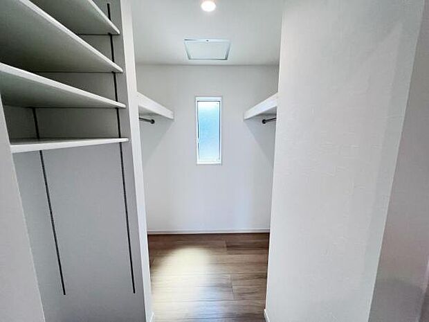 ウォークインクローゼットがあり収納スペースも豊富。季節物もスッキリ片付きそうです。
