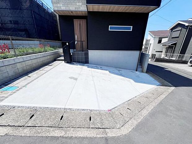 ゆったり2台駐車可能です。