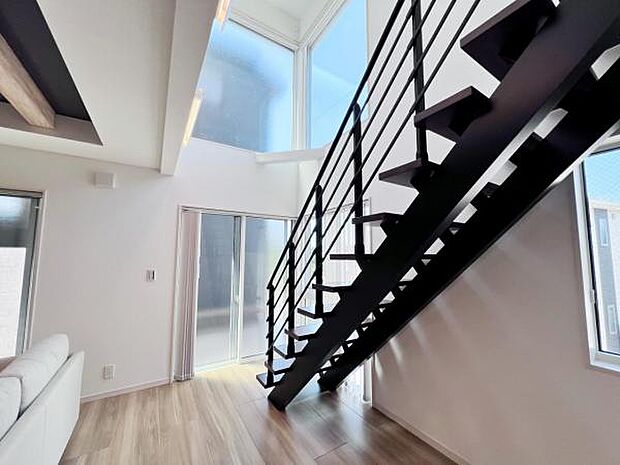 吹き抜けもあり開放感がございます。